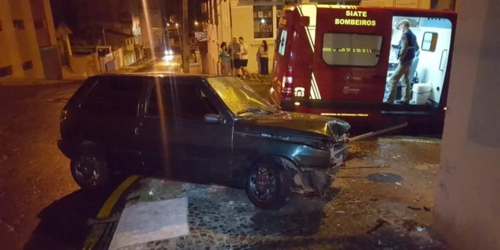 Acidente foi registrado durante a madrugada de sábado (12).