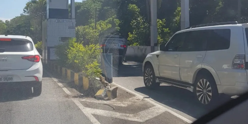 Carro capotado interditou uma das faixas de acesso ao transporte 
