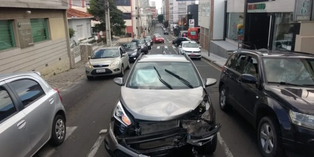 Colisão envolveu um Hyundai HB20 e um Chevrolet Corsa