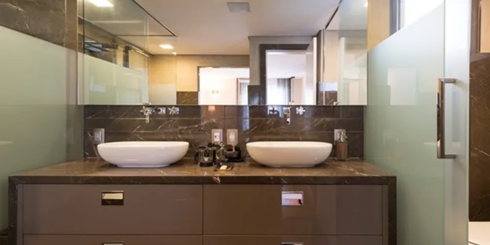 Em um banheiro médio, o projeto consegue oferecer mais elementos de bem-estar para os moradores