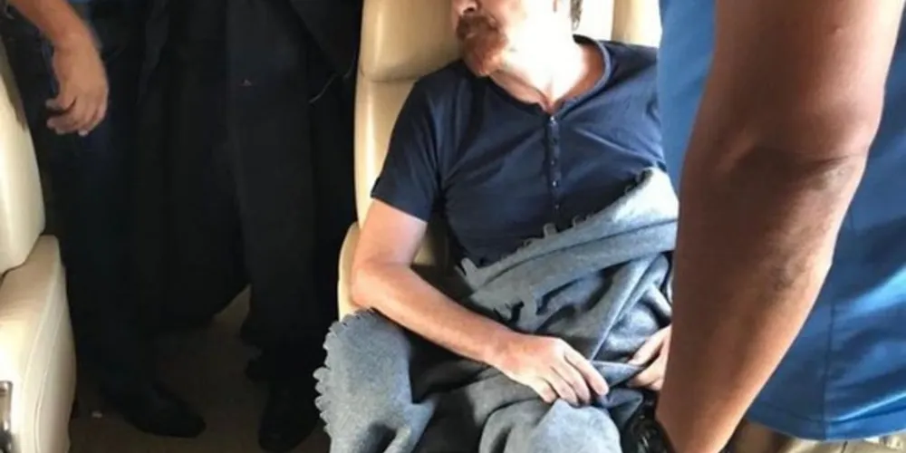 O italiano Cesare Battisti dentro do avião que o levou da da Bolívia para a Itália      
