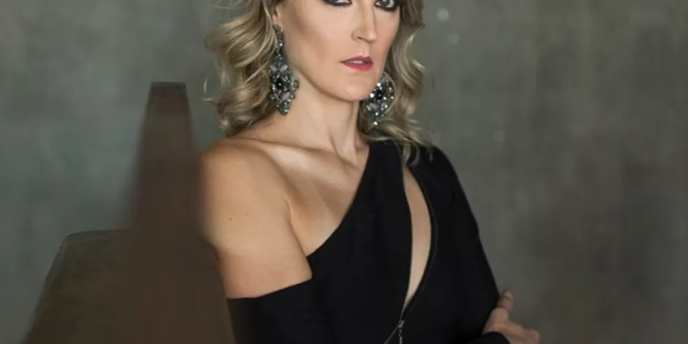 MAIO – Valeska Niemeyer Bobato é uma joinvilense de beleza ímpar e proprietária, em parceria com seu marido, Franck Wellington Bobato, a Inpelle.  Valeska é bela e cheia de disposição. Sua rotina inicia perto das 5h da manhã e ela não poupa esforços para cuidar do corpo, da mente e da família. Mãe da bela Maria Clara, Valeska é apaixonada pela prática de atividade física, em especial a corrida e encontra no esporte um alívio para o corpo e para alma.  Desde pequena, por força do ofício paterno, mudou-se para diversas cidades do Brasil. Com o esposo escolheu Ponta Grossa para empreender, depois de uma passagem de 10 anos por Arapoti.