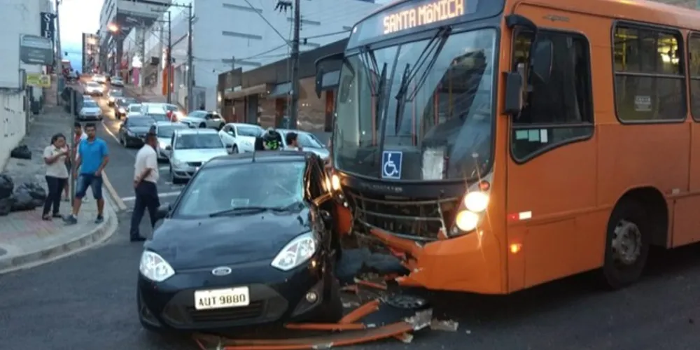 Acidente ocorreu no final da tarde dessa segunda (14)