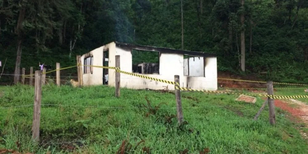Adolescente sofreu queimaduras graves ao salvar irmãos de casa incendiada
