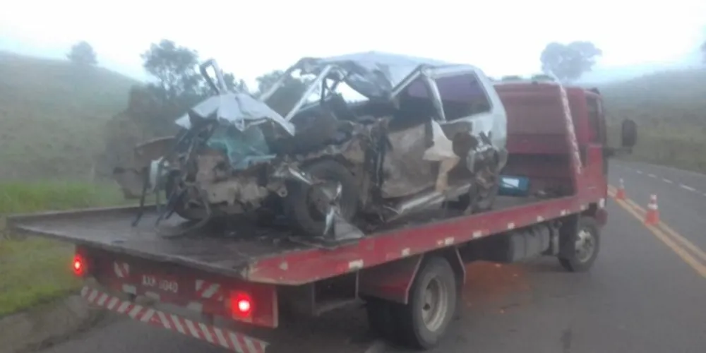 Imagem ilustrativa da imagem Carro bate em guincho e duas pessoas morrem na PR-340