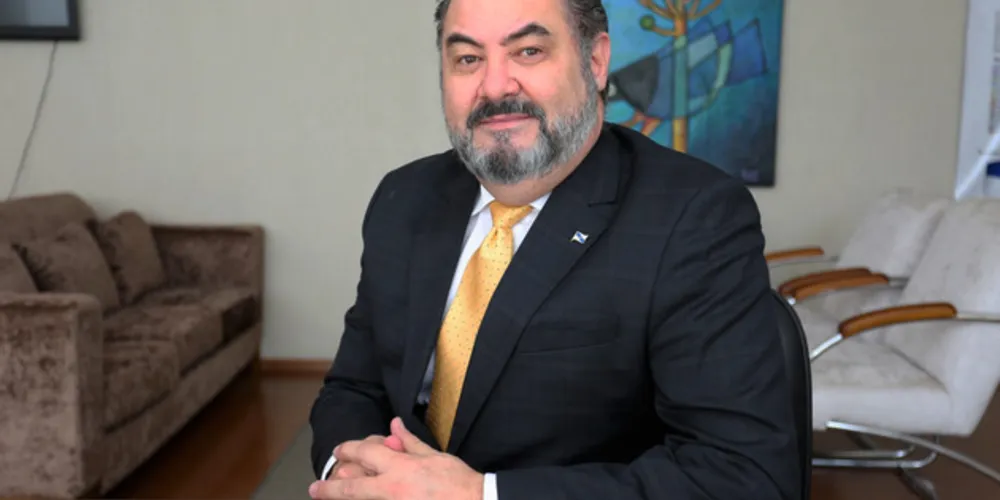 BRINDE A VIDA - O Secretário de Administração e Recursos Humanos da Prefeitura, Ricardo Linhares, festeja idade nova nesta quarta-feira (16). Um dos nomes fortes da administração Rangel, Ricardo desenvolve grandes projetos na área de inovação e gestão de pessoas, destaque para a introdução do 156, canal direto dos cidadãos com a Prefeitura. No registro especial para a coluna, Ricardo e sua esposa Claudia. Nossos votos de felicidade ao aniversariante!