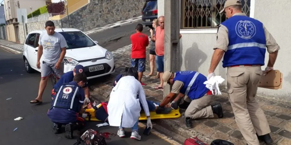 Vítima foi socorrida pelo SIate e Samu e foi encaminhada a hospital com lesões graves