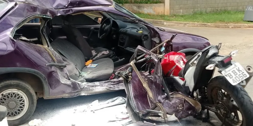 Colisão destruiu parcialmente os veículos