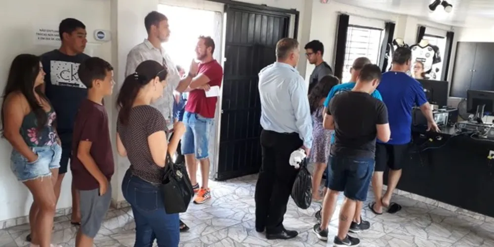 Movimento na manhã de hoje tem sido intenso, com filas dentro e fora da loja
