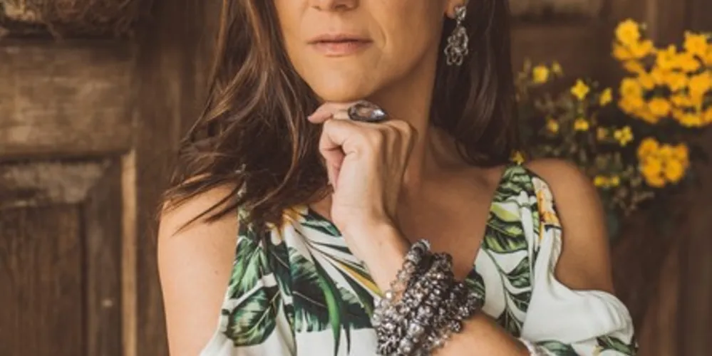 RETROSPECTIVA 2018 - E nossa coluna continua mostrando em uma retrospectiva, do ano que passou, as mulheres que foram evidenciadas mensalmente, através da coluna RC Entrevista. Mulheres que se destacam nas mais diversas áreas de atuação, pela sua competência, beleza e profissionalismo, para isso o consagrado fotografo Laertes Soares, retrata nossas convidadas, levando para as páginas do Jornal da Manhã, beleza e elegância, valorizando ainda mais nossas destacas mulheres. No mês de agosto, Ana Rita Rocha foi a mulher do mês. Ana Rita é o tipo de mulher que é extremamente forte e destemida. Seu ar de menina pode até gerar uma percepção de aparente fragilidade, mas engana-se quem pensa que por trás desse ar romântico não existe uma profissional dedicada, uma mulher que sempre se reinventa, seja cursando a segunda graduação, na área de produção publicitária, ou sendo a amiga parceira, que é companhia a toda hora e momento. Ana concentra suas energias em nutrir relações saudáveis e credita sua juventude e bom humor aos amigos. Casada com Fábio Gurski há sete anos, atuante rotariana, empreendedora do ramo de cintas e modeladores há seis anos, Ana Rita é o tipo de mulher que deixa sua marca por onde passa, e que marca! Pelo olhar do Midas das imagens, Laertes Soares, hors concours da fotografia no Paraná, confira um pouco da bela marca dessa mulher plena e realizada.