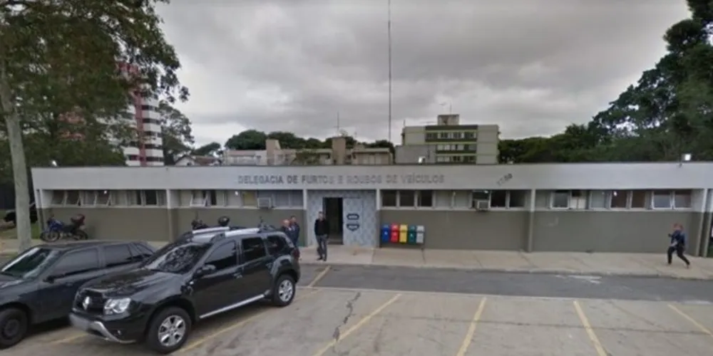 Jovem foi encaminhado à Delegacia de Furtos e Roubos de Veículos de Curitiba. (Foto: Reprodução/StreetView)