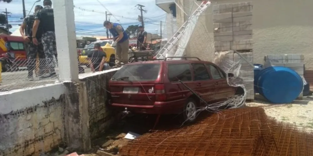 Imagem ilustrativa da imagem Assaltante perde controle de carro após troca de tiros