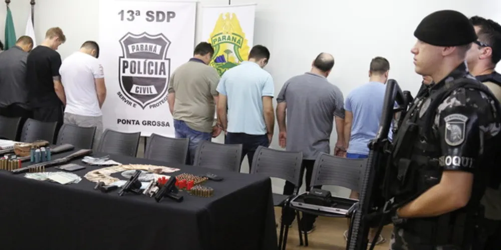 Foram apreendidos veículos, armas, munições e dinheiro em espécie, além de oito prisões