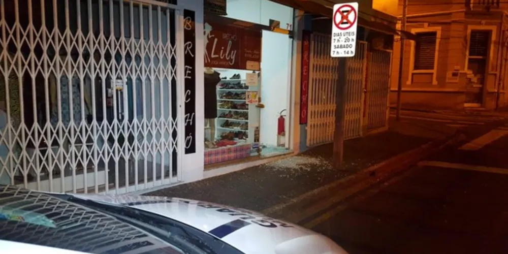 Vidro de entrada ficou estilhaçado