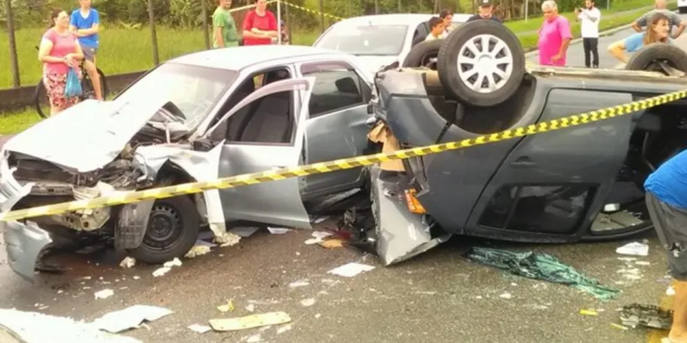 Imagem ilustrativa da imagem Motorista perde controle e bate em cinco carros