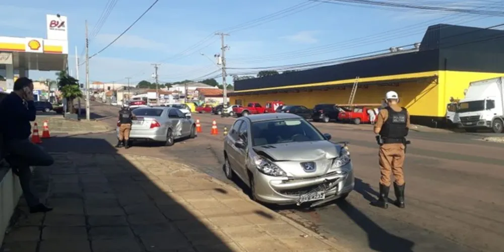 Acidente aconteceu no cruzamento da Carlos Cavalcanti com a rua José Carlos Rodrigues