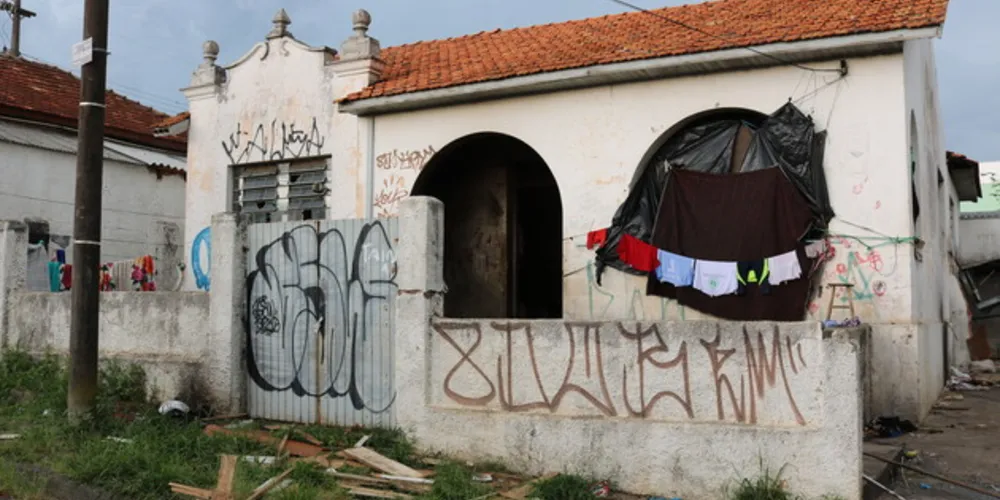 Residência em Uvaranas é utilizada e abriga 31 pessoas de quatro famílias
