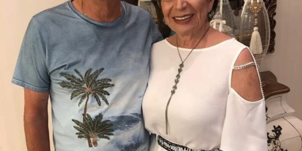 BODAS - Destacamos hoje o casal Lourival Schmidt e sua esposa Elizabeth Schmidt, prefeita em exercício, que no próximo domingo (20), celebra 46 anos de união. Bodas de Alabastro, que é um mineral semelhante ao mármore branco e é relacionado à nobreza, prosperidade e fartura. Descrição perfeita deste exemplar casal. Essa feliz união regada a muito amor e cumplicidade, serve de inspiração para todos, ao construírem uma linda história familiar. Da coluna RC os votos de saúde e alegrias ao casal.