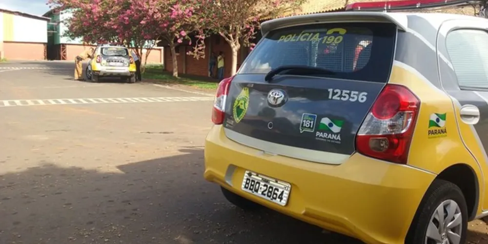 Celular também foi roubado do local