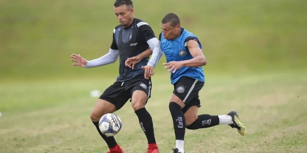 Danilo Báia (colete) e Lucas Batatinha devem figurar entre os titulares