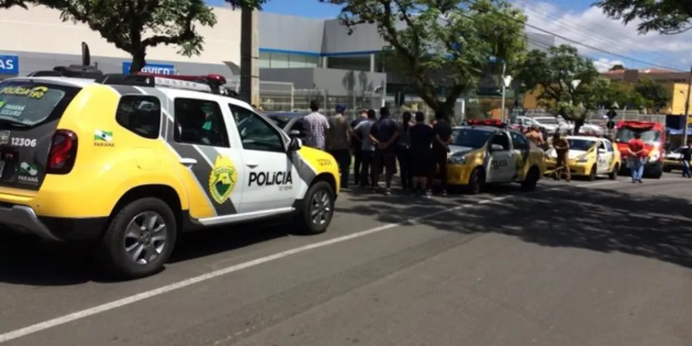 Imagem ilustrativa da imagem Homem e adolescente são baleados dentro de carro em rua movimentada de Curitiba