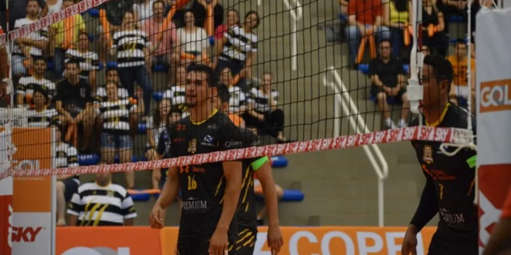 Atletas utilizam faixas no braço durante a partida