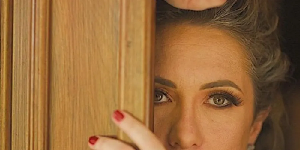 DEZEMBRO -  A renomada profissional da Odontologia, Paula Maria Cosmoski Campagnoli, foi a nossa diva do mês de e. É com seu estilo de vida simples e caseiro que nossa entrevistada se dedica ao filho Enzo e a sua família. Na paixão pela gastronomia é onde Paula encontra a válvula de escape para a correria do dia a dia. Dona de uma beleza natural, nossa última entrevistada do ano de 2018 reforça sua forma assertiva de viver a vida, com intensidade e sorvendo um dia de cada vez com gratidão. Paula posou com desenvoltura para as lentes do Mago Laertes Soares e curtiu esse momento único. 