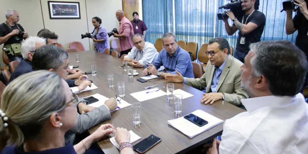 Integrantes dos três partidos se reuniram nesta terça-feira
