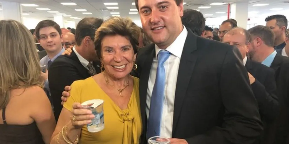 DESTAQUE. No registro especial, a prefeita em exercício Elizabeth Schmidt,  ao lado do governador Ratinho Junior, em solenidade na Sanepar, em Curitiba.