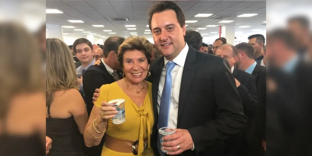 DESTAQUE. No registro especial, a prefeita em exercício Elizabeth Schmidt,  ao lado do governador Ratinho Junior, em solenidade na Sanepar, em Curitiba.