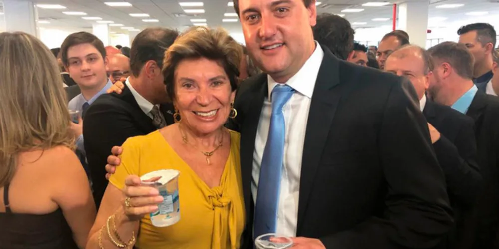 Elizabeth esteve com Ratinho Junior na posse do novo diretor-presidente da Sanepar