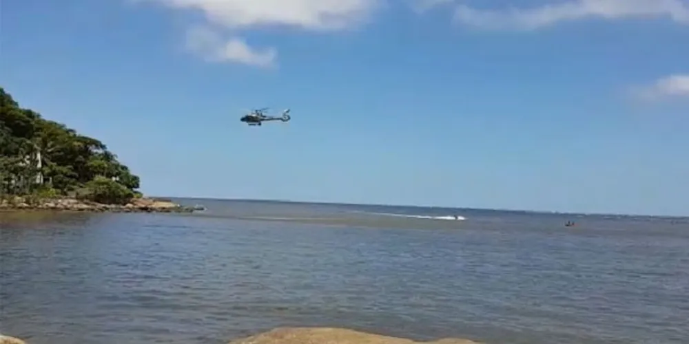 Helicóptero auxilou no resgate. 