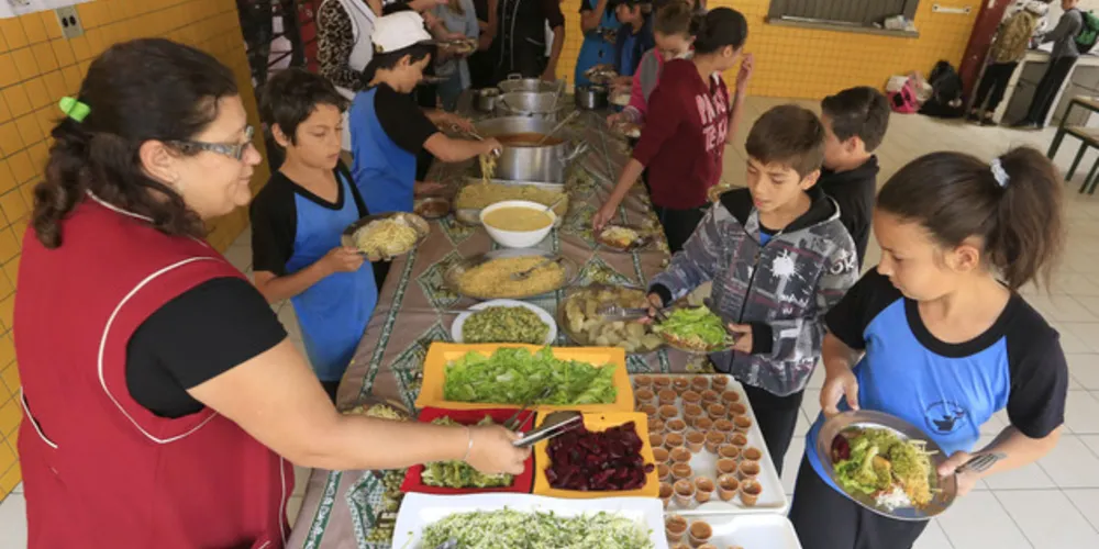 Imagem ilustrativa da imagem Alimentos às escolas começam a ser distribuídos no PR