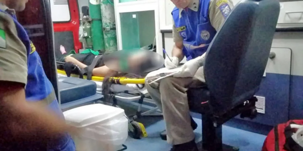 Jovem foi salva por policiais do Pelotão de Choque e foi levada para cuidados médicos