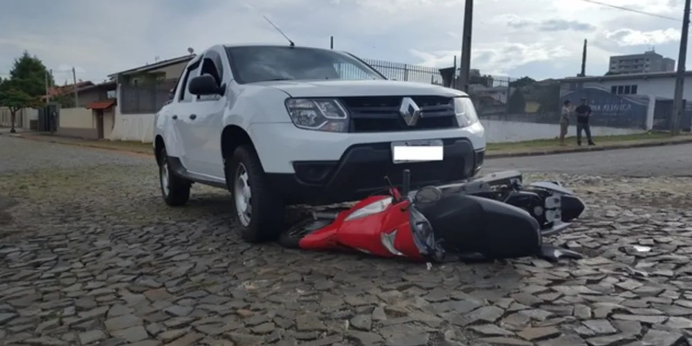 Imagem ilustrativa da imagem Jovem de moto colide com carro em Oficinas