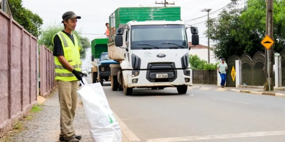 A coleta de orgânicos e rejeitos acontece normalmente em todo o município durante a semana. 
