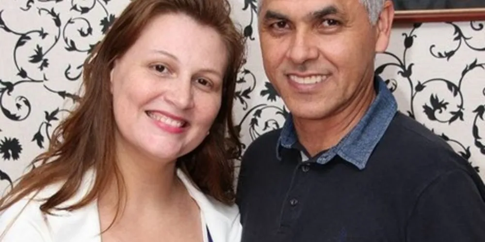 BRINDE A VIDA. O jornalista e editor chefe do Jornal da Manhã e do portal aRede brindará ao lado de amigos e familiares a passagem de seu aniversário neste sábado (26). No registro Mario com sua namorada Marlise Beatriz Ribas. Da coluna RC os votos de alegrias e prosperidade.
