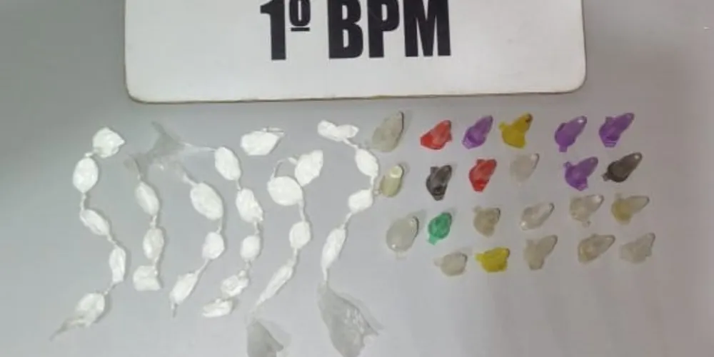 Suspeitos portavam 25 porções de crack, pesando aproximadamente 15 gramas