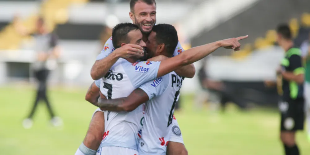 Gols foram anotados no primeiro tempo, o segundo deles por Lucas Batatinha