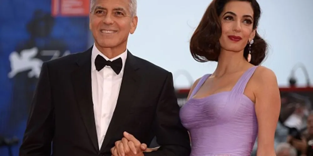 George Clooney é 16 anos e 9 meses mais velho que sua esposa, Amal Clooney.