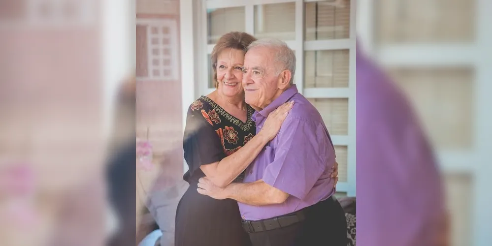 BRINDE A VIDA - Carlos Alberto Cury celebra no dia de hoje (29) a passagem de seu aniversário de 80 anos. A data foi comemorada no último domingo (27), ao lado de seus familiares. A família sempre foi à prioridade do aniversariante, e a qual ele dedicou todo seu amor para formar com orgulho, carinho e muitos exemplos de abnegação. Nessa data tão feliz para a família, o desejo da coluna RC e do seu filho, é que siga sendo o homem virtuoso que faz a diferença no mundo através da sua existência e que a saúde possa brindar-lhe com dias de muita felicidade e conquista no novo ciclo de vida que se inicia. No registro especial Carlos e sua esposa Teresa.