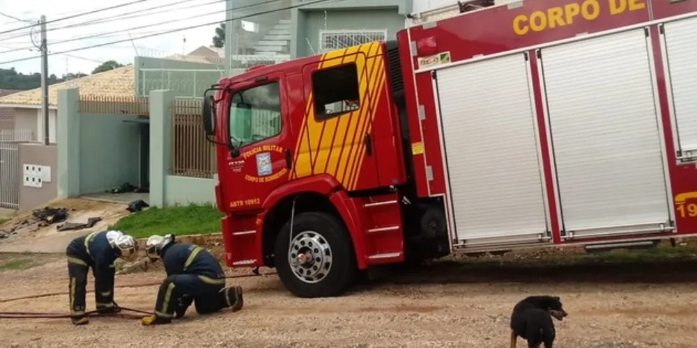 Fogo destruiu parcialmente veículo que estava na garagem do imóvel