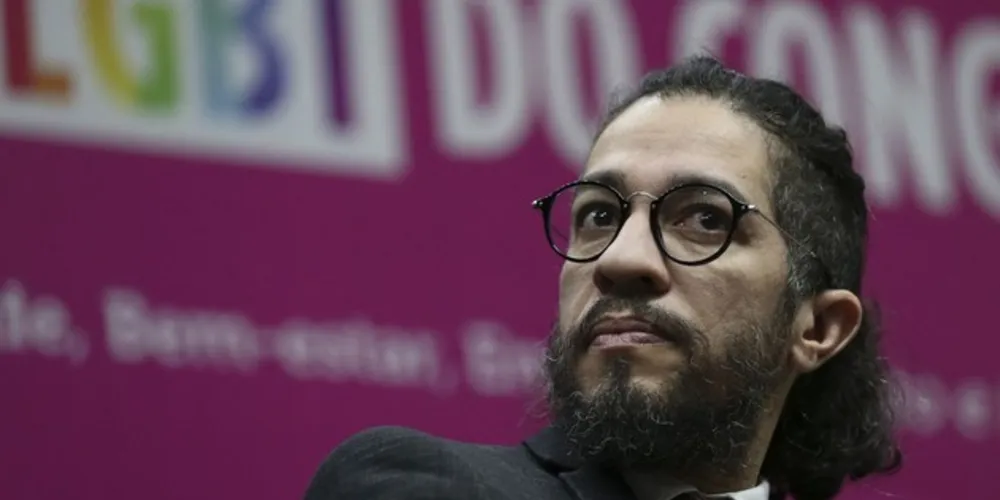 O deputado afirma que sofreu ameaças desde o primeiro mandato, mas desta vez está afetando seus familiares e amigos mais próximos