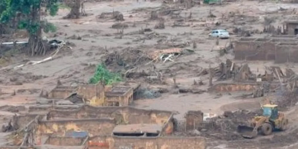 Rompimento da barragem em Mariana, Minas Gerais, em 2015