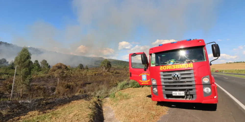 Cerca de 30 profissionais, incluindo equipes do Corpo de Bombeiros, atuaram na ocorrência