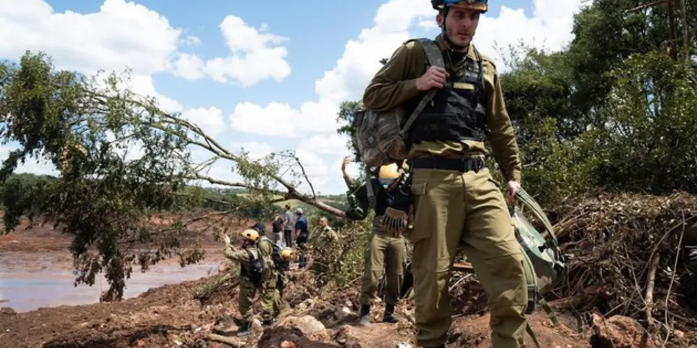 Militares israelenses auxiliam na busca por sobreviventes e por corpos