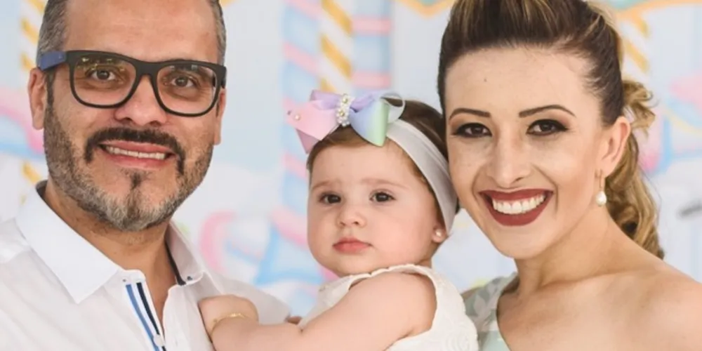 BDAY - No último sábado (26), o casal Cristiane Florenski de Oliveira Raicoski e Rafael Rizental Raicoski celebrou ao lado de seus familiares e amigos o primeiro aninho da pequena e doce Ana Laura. Da coluna RC os votos de muitas alegrias e prosperidade.