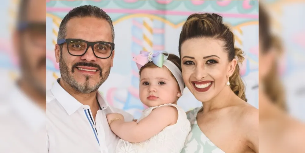 BDAY - No último sábado (26), o casal Cristiane Florenski de Oliveira Raicoski e Rafael Rizental Raicoski celebrou ao lado de seus familiares e amigos o primeiro aninho da pequena e doce Ana Laura. Da coluna RC os votos de muitas alegrias e prosperidade.