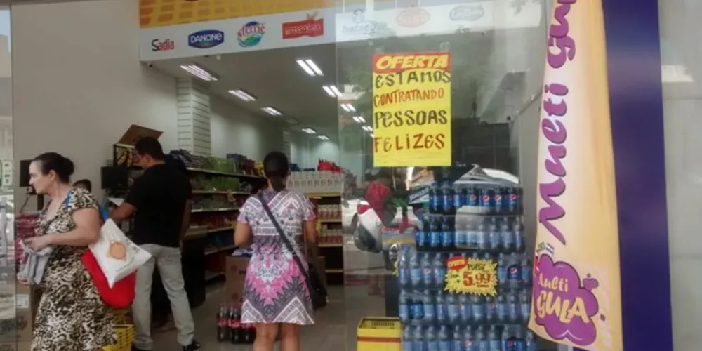 Na fachada da loja, anúncio de que contrata-se pessoas felizes.