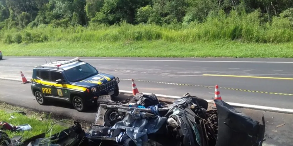 Motorista do carro morreu na hora e passageira foi levada ao hospital com lesões graves